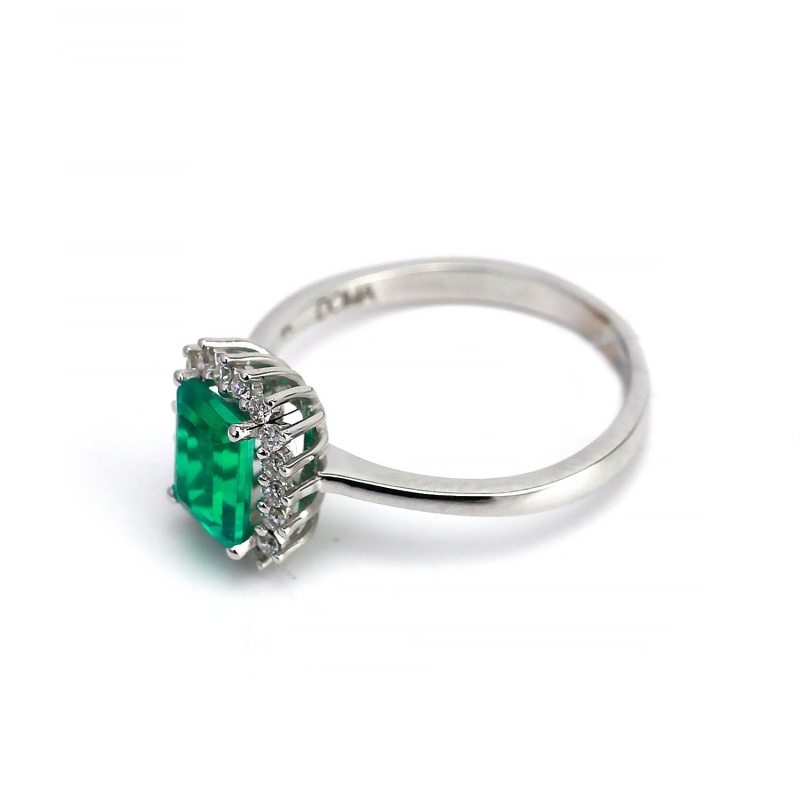 anello in oro e diamanti con pietra smeraldo